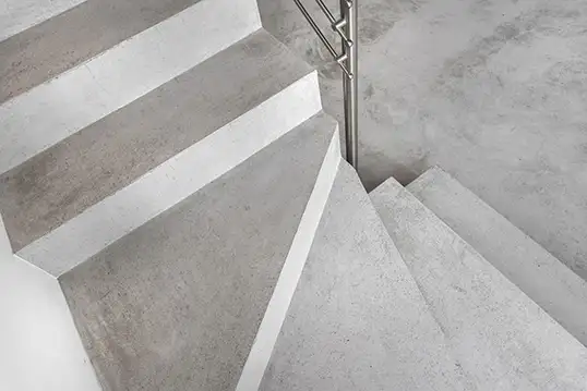 mikrocement schodu wylane podczas wykończenia wnętrz w Zgierzu